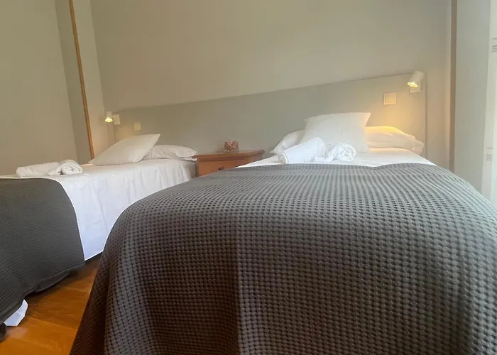 Casa En Urbanizacion Cerca Santander Y Aeropuerto *